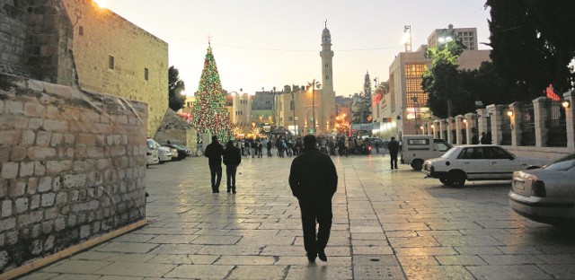 W Betlejem, na placu Żłóbka, najpierw się pojawili chrześcijanie zachodni, a potem wschodni, którzy obchodzą Boże Narodzenie dwa tygodnie później, według kalendarza juliańskiego.  Choinka stanęła między meczetem  a Bazyliką Narodzenia Pańskiego.