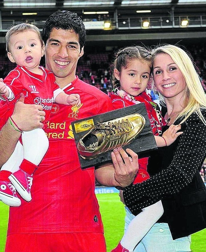 Luis Suarez z Urugwaju z żoną i dwójką dzieci, 4-letnią...