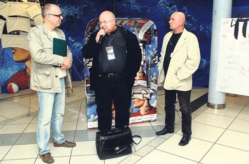 Dziennikarz Kuba Grabski (z lewej) po projekcjach prowadzi rozmowy z współtwórcami filmów. Wczoraj rozmawiał z reżyserem filmu "Belcanto&#8221; Ryszardem Nyczką (w środku) i aktorem Sławomirem Sulejem. 