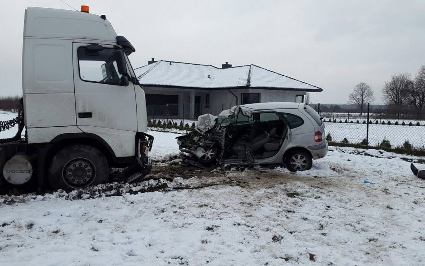 Śmiertelny wypadek w Lipsku. W zderzeniu z cieżarówką zginął 33-letni kierowca renault