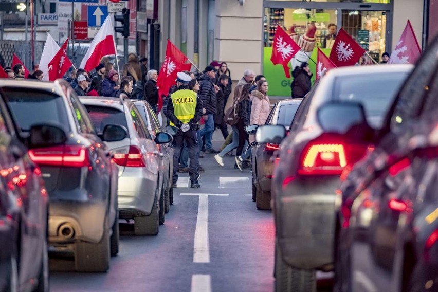 Kilkaset osób wzięło udział w Marszu Zwycięstwa, który w...