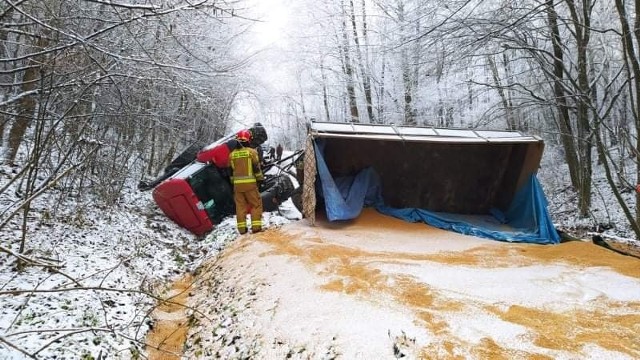 Prawdopodobnie śliska nawierzchnia była przyczyną wypadku, do jakiego doszło w czwartek, 9 grudnia w miejscowości Grzybów w gminie Bogoria, w powiecie staszowskim. Na drodze wywrócił się tam ciągnik rolniczy z naczepą.