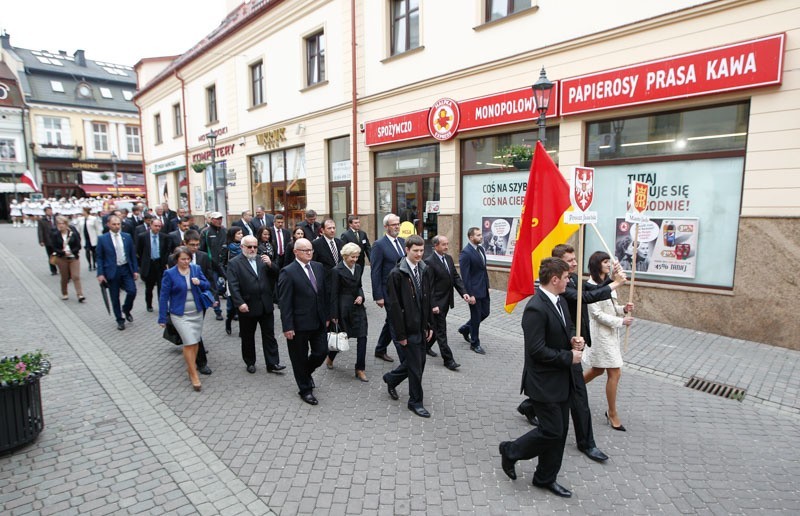 Parada samorządów terytorialnych ulicami Rzeszowa...