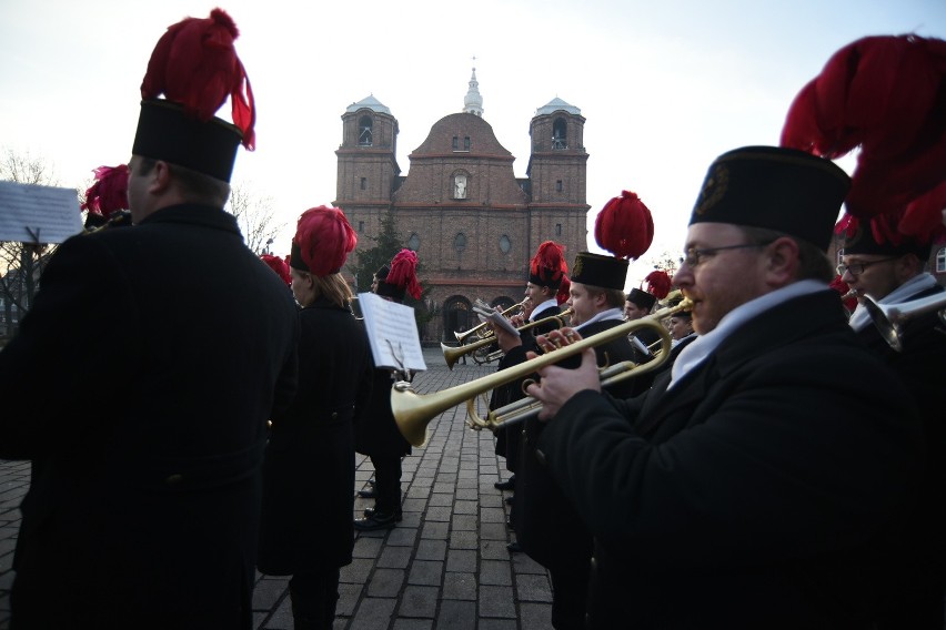 Górnicza orkiestra dęta kopalni Wieczorek obudziła dzisiaj...