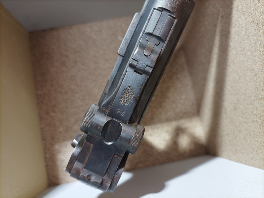Broń znaleziona w skrytce pod schodami w kamienicy przy...