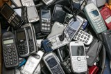Stare telefony komórkowe - niektóre z nich teraz warte fortunę. Oto 10 starych telefonów, o takie modele walczą kolekcjonerzy