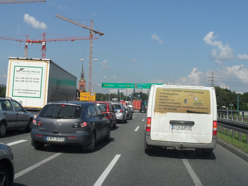 Wypadek na Chorzowskiej. Zablokowane 3 pasy. Ruchem kieruje policja