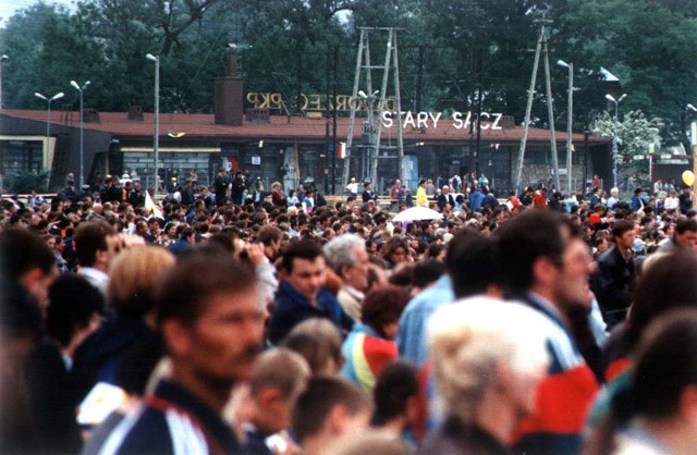 Przy stacji kolejowej w Starym Sączu największy tłum był w dniu pielgrzymki Jana Pawła II do tego nadpopradzkiego miasteczka