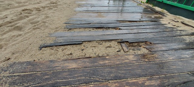 Drewniana ścieżka w Wodnej Dolinie nie była najlepszym pomysłem. Deski gniją, rozpadają się. Wymianę pojedynczych sztuk uniemożliwia konstrukcja całości, co generuje duże koszty.