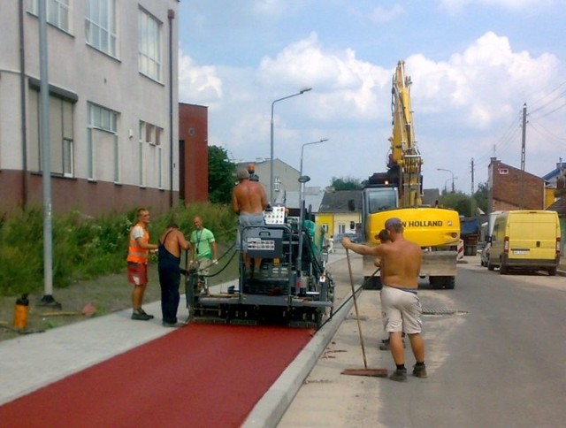 W poniedziałek drogowcy z radomskiej firmy Zyko-Dróg kładli czerwony asfalt na drodze rowerowej wzdłuż ulicy Głównej.