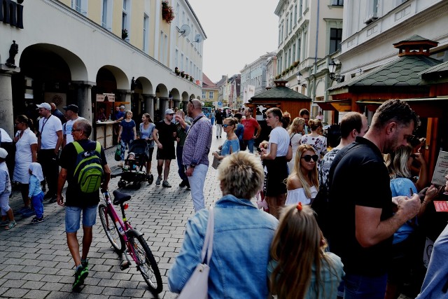 Zielonogórscy policjanci zatrzymali kobietę, która na winobraniowym stoisku oferowała do sprzedaży podrobione perfumy i wody toaletowe znanych perfumeryjnych marek.Zielonogórscy policjanci patrolując winobraniowy jarmark dbają nie tylko o bezpieczeństwo mieszkańców i gości, ale obserwują też, co dzieje się w centrum miasta. Mundurowi do walki z przestępczością gospodarczą zielonogórskiej komendy kontrolują również jarmarkowe stoiska, sprawdzając czy oferowany towar nie jest prawnie zabroniony. Podczas kontroli zatrzymana została 24-letnia mieszkanka Częstochowy, która na swoim stoisku sprzedawała perfumy i wody toaletowe. Policjanci znaleźli tam również podrobione produkty 6 światowych firm kosmetycznych. - Podrobione były nazwy, wzór pisma, znaki towarowe, kształty butelek i opakowania - wyjaśnia podinsp. Małgorzata Barska z KMP Zielona Góra. Czyn taki jest przestępstwem z art. 305 Ustawy Prawo o własności przemysłowej, za które grozi kara do 2 lat pozbawienia wolności. Zatrzymana usłyszała zarzuty sprzedaży podrobionych towarów 6 firm. Straty pokrzywdzonych zostały wycenione na 15 tysięcy złotych. 24-latka przyznała się do winy i tłumaczyła policjantom, iż nie wiedziała, że produkty są podrobione. 43 opakowania perfum zostały skonfiskowane przez policjantów i będą przekazane do dyspozycji sądu. Zobacz również: Wieczorny spacer podczas Winobrania. Jest w jakiś sposób magicznie!POLECAMY RÓWNIEŻ PAŃSTWA UWADZE:Winobranie 2018: Program, koncerty, zdjęcia, filmy