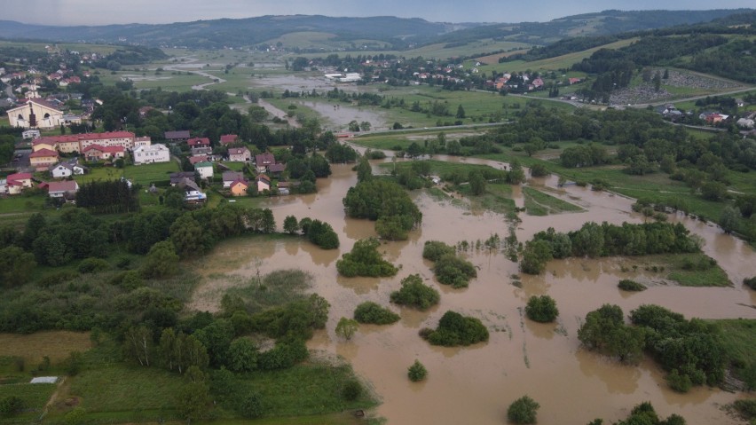 Wylała rzeka Stobnica w Domaradzu [ZDJĘCIA Z DRONA]