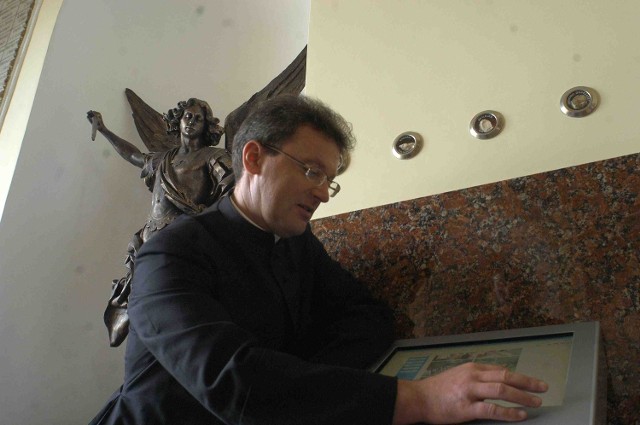 Ks. Piotr Sadkiewicz przy infokiosku z dostępem do internetu