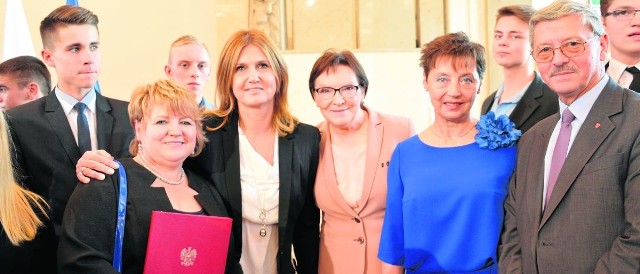 Danuta Paszkowska (druga z prawej) z premier Ewą Kopacz, innymi nauczycielami - honorowymi profesorami oświaty oraz grupą stypendystów.     