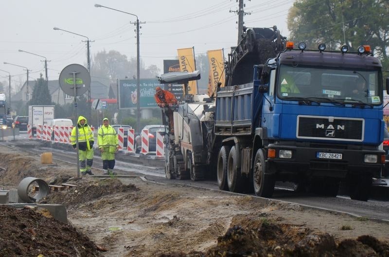 Utrudnienia na ul. Jagiełły w Oświęcimiu. Na skrzyżowaniu z ul. Kamieniec budują rondo