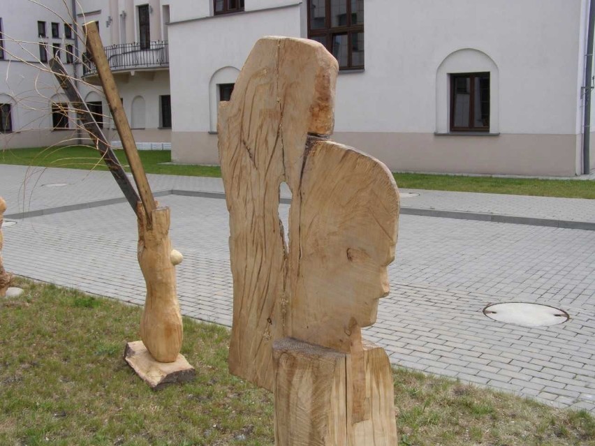Najmłodsi artyści Zespołu Szkół Plastycznych pokazali rzeźby na plenerze "Kobieta Anioł"
