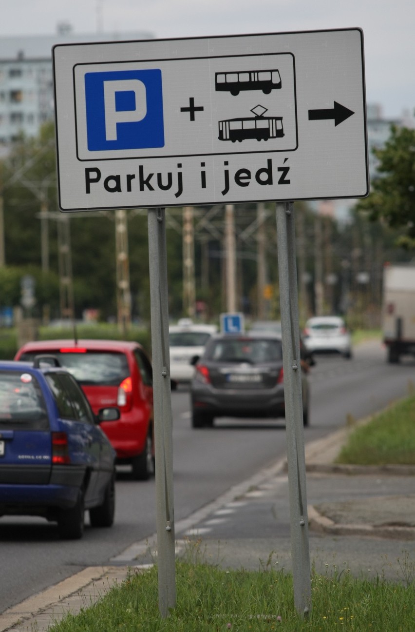 Szlabany na parkingach „parkuj i jedź” zostały podniesione....