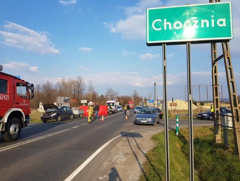 Śmiertelny wypadek w Choczni pod Wadowicami. Potrącony pieszy. Droga była zablokowana