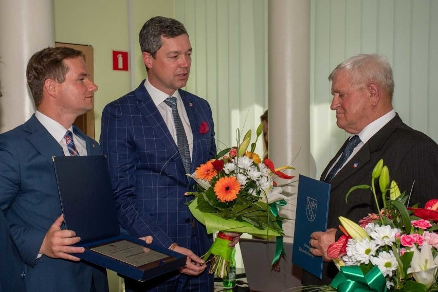 Władysław Zapała odbiera kwiaty i gratulacje od wójta gminy...