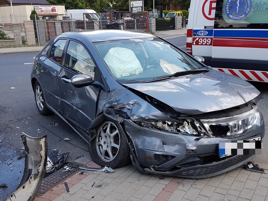 Wypadek w Sławięcicach. Honda zderzyła się z oplem.