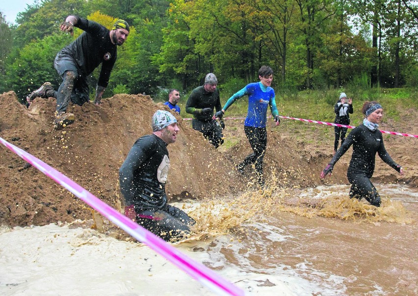 Jedna z klasycznych przeszkód w Mud Maxie - rów wypełniony...