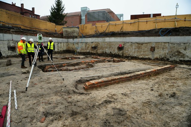 Niestety, obecnie trudno stwierdzić np. jakie było przeznaczenie odkrytych fragmentów budynków. Jaka jest więc wartość odkrytych artefaktów?