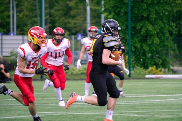 10 czerwca o godzinie 16 na Stadionie Miejskim w Białymstoku zespół Lowlanders zakończy sezon meczem z Warsaw Eagles. Przed meczem drużyna zaprasza na piknik rodzinny, na którym będzie mnóstwo atrakcji dla najmłodszych. HARMONOGRAM:14.30 - piknik rodzinny z atrakcjami16 - mecz18.30 - planowane zakończenie wydarzeniaAtrakcje podczas pikniku:- klocki konstrukcyjne 2 rodzaje: wafle, cegły XXL- stanowisko plastyczne- stanowisko malowanie twarzy i balony- dmuchany zamek i zjeżdżalnia- wata cukrowa- kula bumper ball- gra XXL kółko i krzyżyk- leżaki dla rodziców- pokaz baniek mydlanych- wizyta żywej maskotki- ścianka wspinaczkowa- zamek dla maluszków- lody- pokaz sprzętu straży pożarnej- pokaz sprzętu policji- stoisko edukacyjno - przyrodnicze Lasów Państwowych- pokazy taneczne w przerwie meczuWSTĘP:Bilety normalne: 20 złDzieci do lat 12 wstęp bezpłatnybilet VIP: 100 zł (catering w cenie)