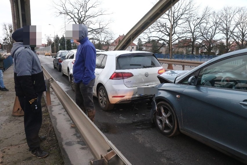 Wypadek czterech samochodów na mostach Jagiellońskich (ZDJĘCIA)