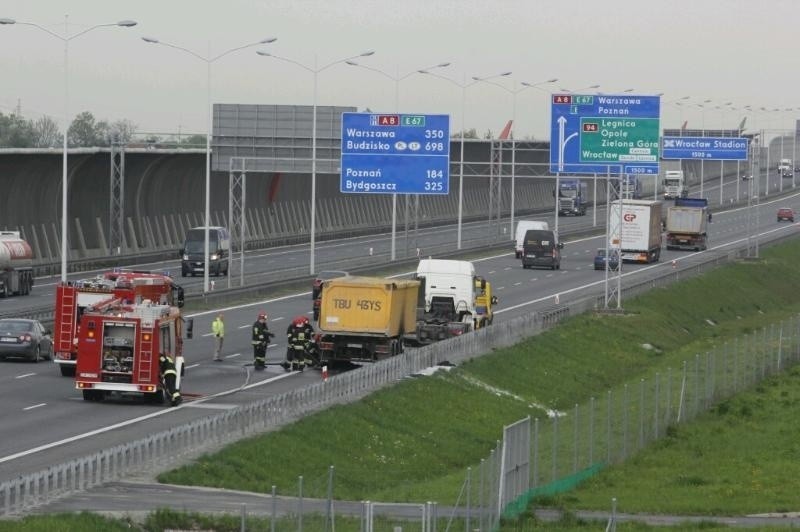 Wrocław: Pożar ciężarówki na AOW i utrudniony przejazd (ZDJĘCIA)