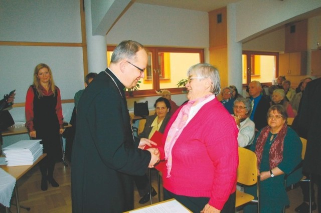 Anna Rodzis zaangażowała się 20 lat temu w pracę dla bibliotek Caritasu. Podczas sobotnich uroczystości podziękował jej za to biskup opolski Andrzej Czaja.