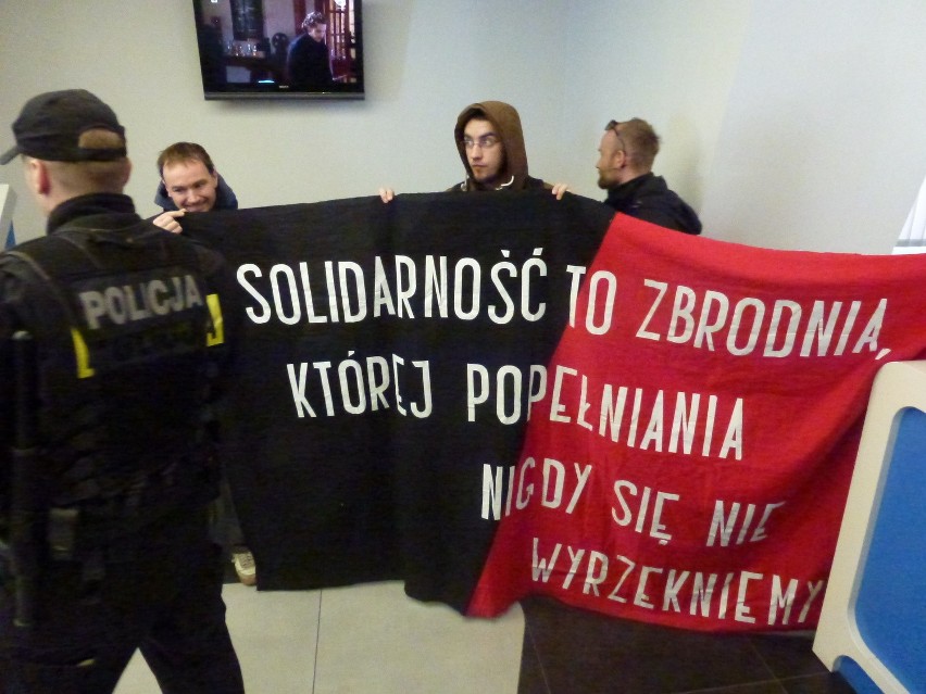 Poznańscy anarchiści solidarni z katowickimi skłotersami....