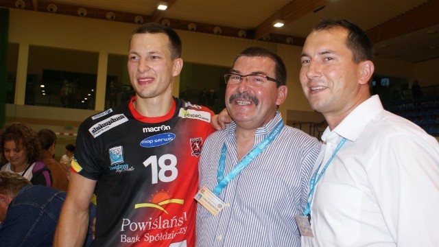 Antoni Łangowski (pierwszy z lewej) z tatą Krzysztofem i bratem Łukaszem, trenerem seniorów sekcji piłki ręcznej "Borowiaka&#8221;