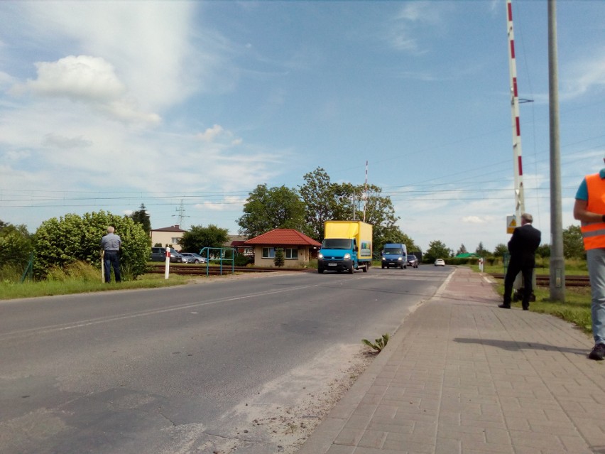 PKP. Kolej wysyła więcej patroli na lato. Będą pilnowały przejazdów