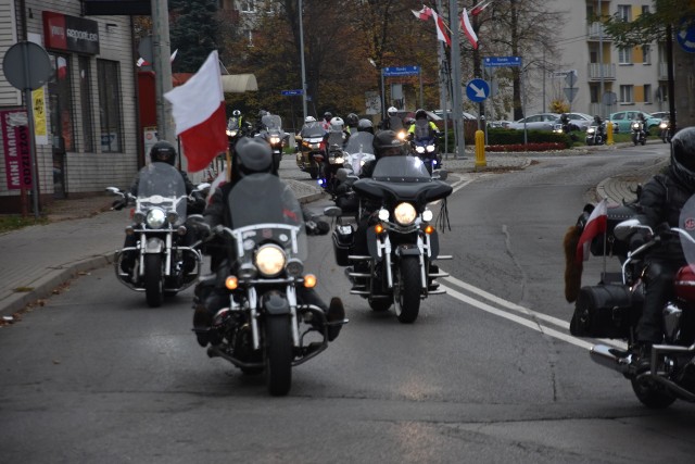 Motocyklowa Parada Niepodległości w Myszkowie.Zobacz kolejne zdjęcia. Przesuwaj zdjęcia w prawo - naciśnij strzałkę lub przycisk NASTĘPNE