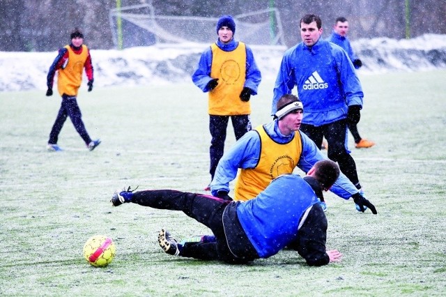 Pierwszy tegoroczny sparing rozegrają dziś m.in. piłkarze Tura Bielsk Podlaski (na niebiesko)