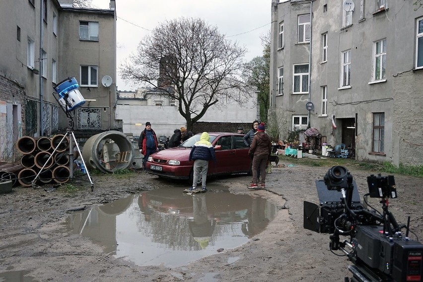 W centrum Łodzi spłonął samochód osobowy. Na szczęście jedynie na potrzeby filmowców