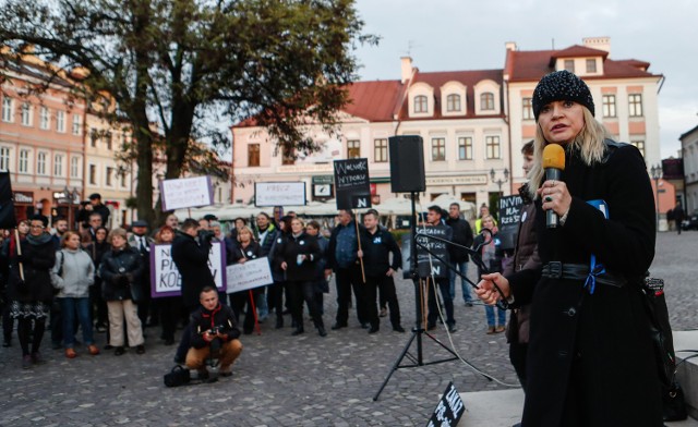 Na transparentach uczestnicy manifestacji mieli hasła: "Chcemy lekarzy, nie misjonarzy", "Nie będziemy rodzić śmierci", "Kobieta to nie inkubator", "Nie dla piekła kobiet". W pikiecie oprócz działaczy Partii Razem, brali udział także przedstawiciele KOD-u, Nowoczesnej, Platformy Obywatelskiej i Sojuszu Lewicy Demokratycznej.