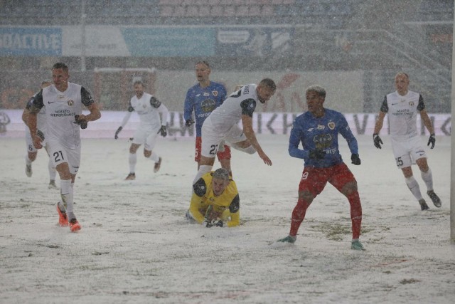 Grudniowy mecz Piasta Gliwice z Puszczą Niepołomice został przerwany ze względu na śnieżycę.Zobacz kolejne zdjęcia. Przesuwaj zdjęcia w prawo - naciśnij strzałkę lub przycisk NASTĘPNE