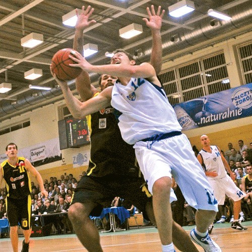 Łukasz Diduszko (z piłką) zmuszony będzie do gry przeciwko swojemu młodszemu bratu - Bartoszowi.