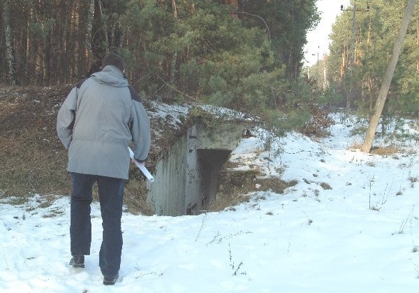 Wejście do jednego z trzech betonowych  obiektów zakładów "Luftmuny", które można  znaleźć bez większych kłopotów w lesie na  Osowej Górze. Mają dwa wejścia, dwa szyby  wentylacyjne. Wewnątrz schrony są dość  wysokie - od podłogi do sufitu jest ok. 3,5 metra.  W podłodze, w regularnych odstępach,  wmurowano pionowo stalowe rury.