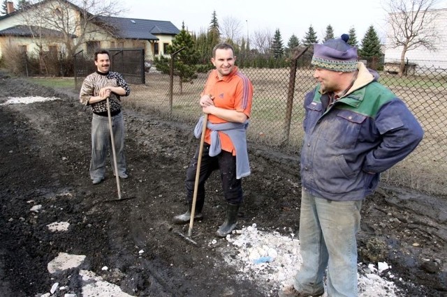 - Zamknęliśmy ulicę dla bezpieczeństwa tych, którzy tu wjeżdżali i dla naszego spokoju &#8211; mówią mieszkańcy ulicy Rumiankowej. Od lewej: Adam Walczak, Dariusz Janisiak i Edward Maluk.