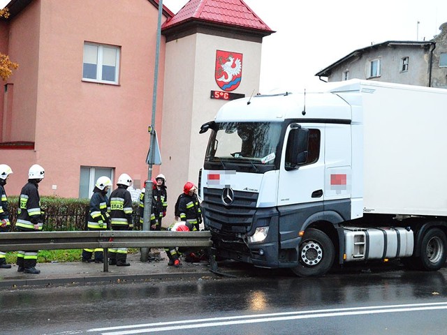 Około godziny 8 doszło do wypadku w Sianowie. Samochód ciężarowy na łuku drogi wpadł w poślizg i uderzył w barierę oddzielającą jezdnie od chodnika. Nikt nie ucierpiał w tym zdarzeniu. Zobacz także: Pożar przy ulicy Szczecińskiej w Koszalinie