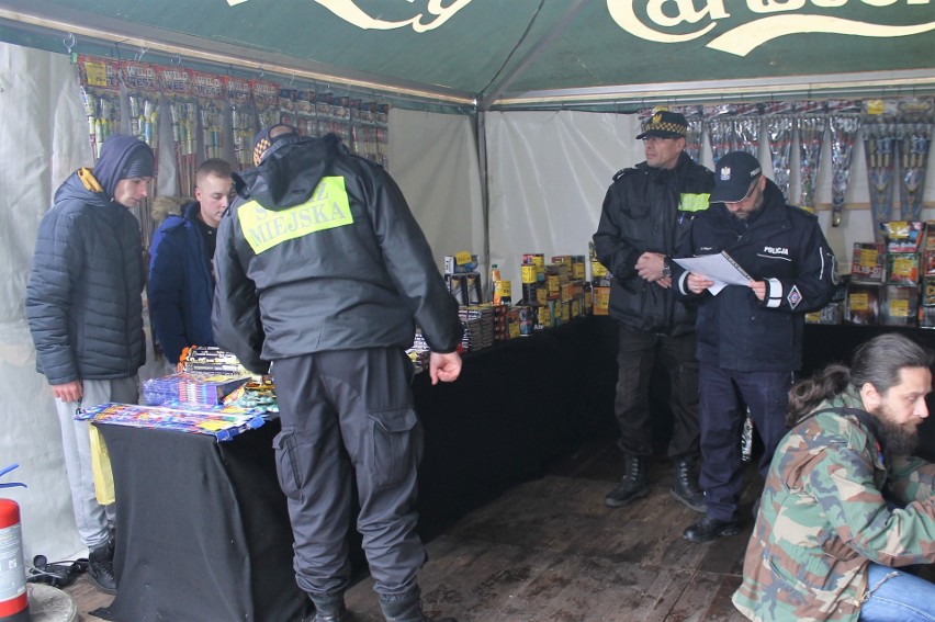 Policja kontroluje punkty sprzedaży fajerwerków w Szczecinie [zdjęcia]