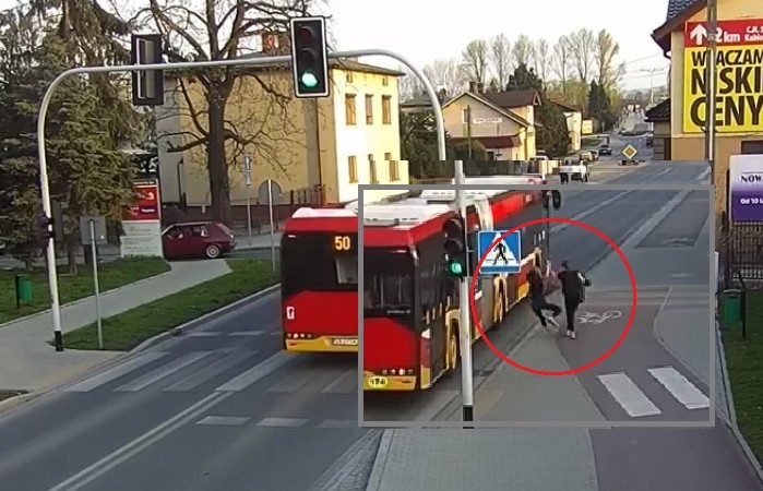 Czechowice: Wygłupy nastolatek mogły skończyć się tragedią. Dziewczyna omal nie wpadła pod autobus. Wszystko nagrał monitoring SM WIDEO