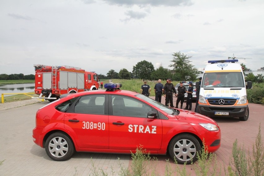 Skoczył z mostu Trzebnickiego. Tłumaczył, że chciał sobie popływać