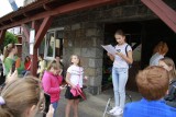 Narodowe czytanie w Tuchomiu z udziałem młodzieży (zdjęcia)
