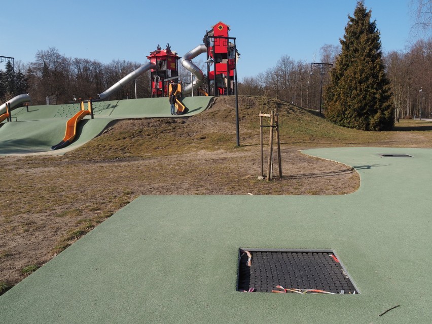 Zniszczone trampoliny na placu zabaw w parku na Zdrowiu w Łodzi, uszkodzono też pump trucki 