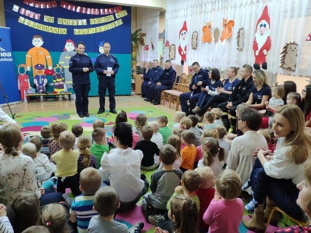 W środę uczniów Publicznego Przedszkola numer w Kozienicach odwiedzili między innymi policjanci oraz strażacy.