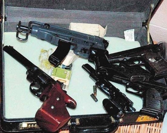 Broń kupiona przez tzw. funkcjonariuszy pod przykryciem (FPP) i ta odnaleziona w zabudowaniach podejrzanych mężczyzn