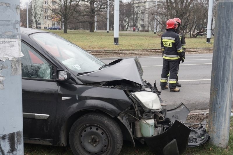 Wymusił pierwszeństwo na rondzie Lotników i wylądował na latarni ZDJĘCIA